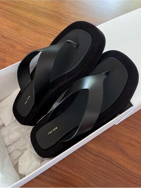 THE ROW GINZA BLACK LEATHER SANDALS